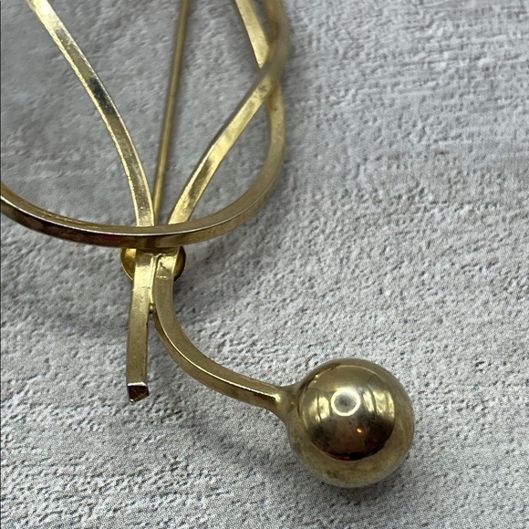 Chic Gold Infinity Brooch Mid Century Modern Abstract Design - Picture 7 of 11
